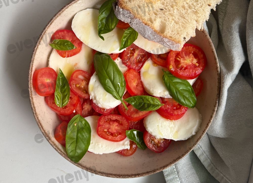 Caprese talíř s mozzarellou a kváskovým chlebem
